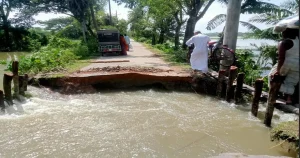 মঠবাড়িয়ায় জোয়ারের তোড়ে সওজের সড়ক বিধ্বস্ত: ৩ দিন ধরে বিচ্ছিন্ন ৫ গ্রাম