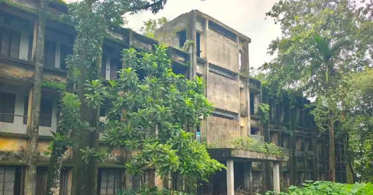 ৩৪ বছরেও চালু হয়নি কোটি টাকার ছাত্রাবাস, মাদকসেবীদের অভয়ারণ্যে পরিত্যক্ত ভবন