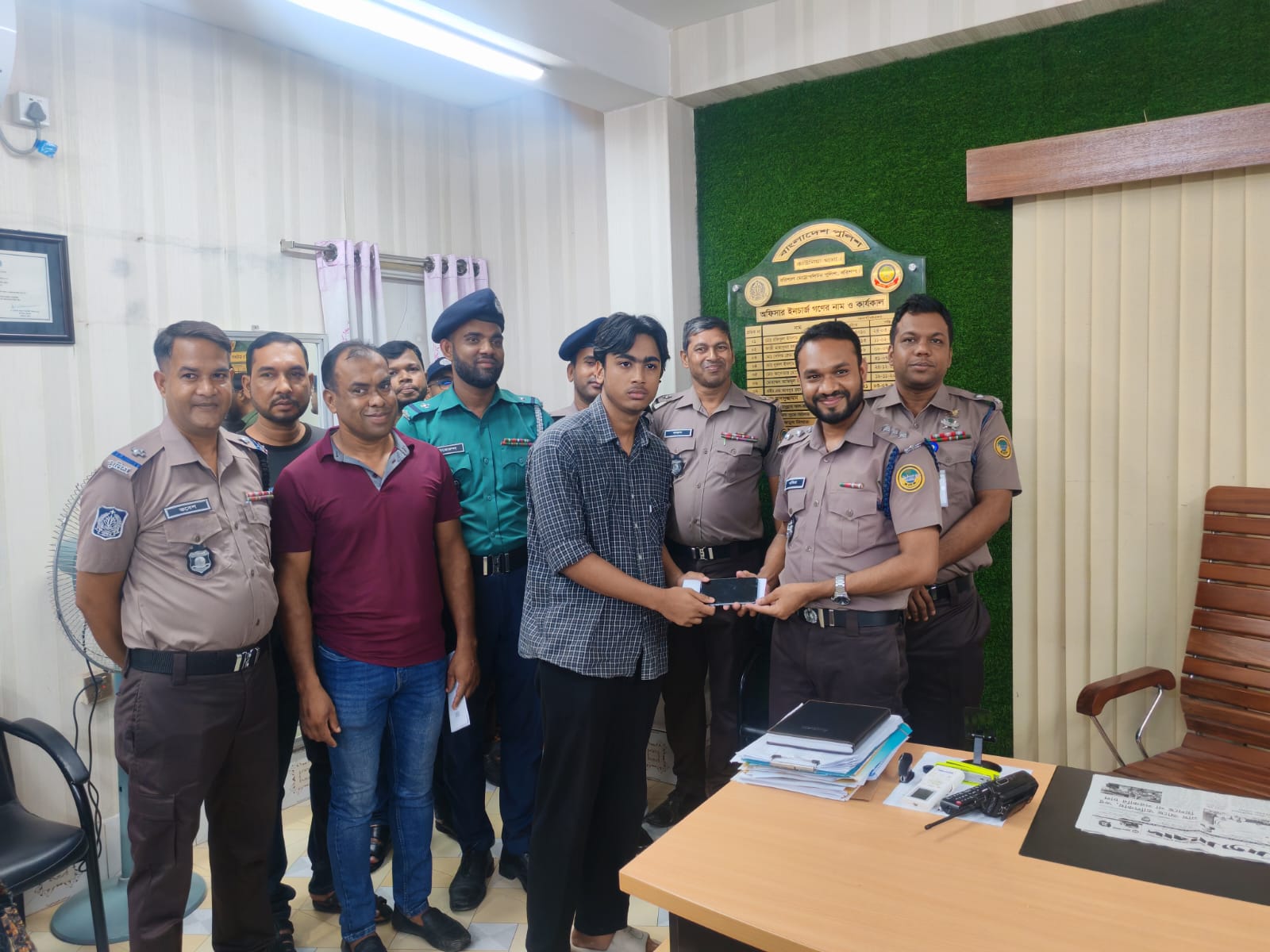 জিডির সূত্র ধরে উদ্ধার ২০ হারানো মোবাইল, প্রকৃত মালিকদের হাতে তুলে দিল কাউনিয়া থানা পুলিশ