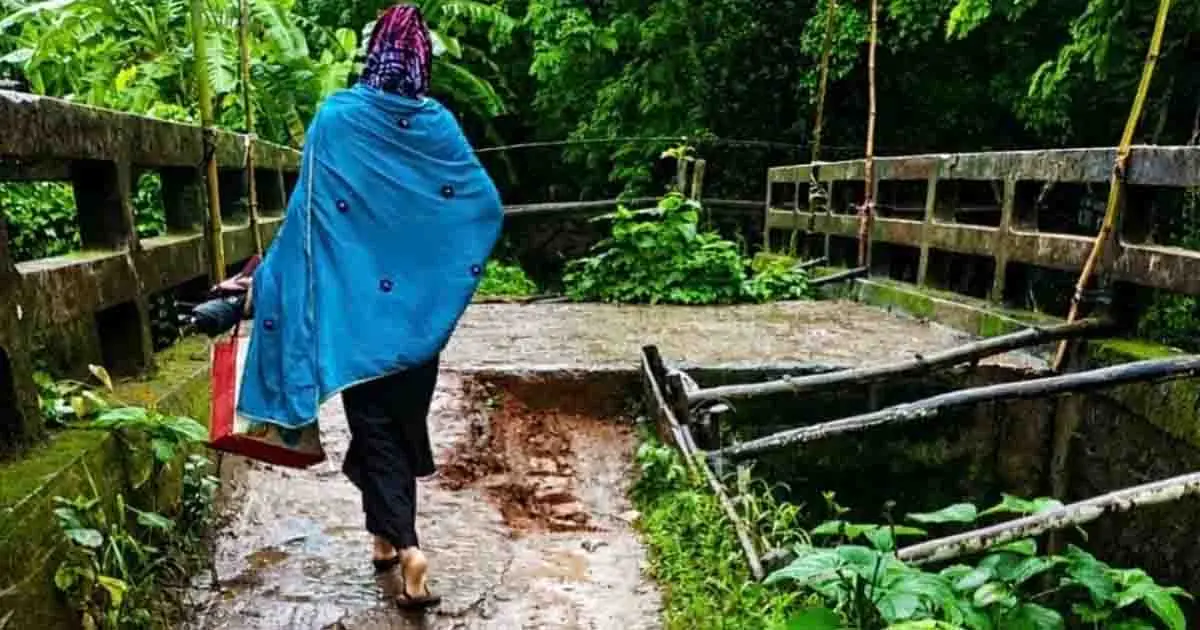 নেছারাবাদে খালের গর্ভে বিলীন সড়ক, পাঁচ গ্রামের হাজারো মানুষ চরম দুর্ভোগে