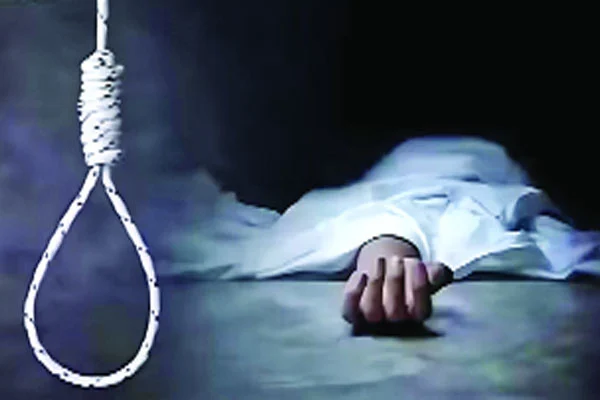আমিরকুটিরে ফাঁকা বাসায় ফ্যানের সঙ্গে ঝুলে বৃদ্ধার আত্মহনন, লাশ উদ্ধার