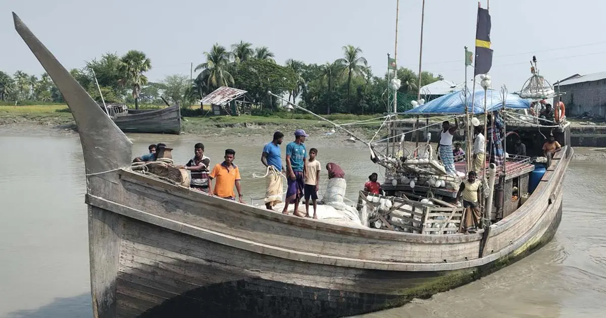 আবহাওয়া বৈরী, নদী উত্তাল: চরফ্যাশনে কমছে মাছের সরবরাহ, বাড়ছে ইলিশের দাম