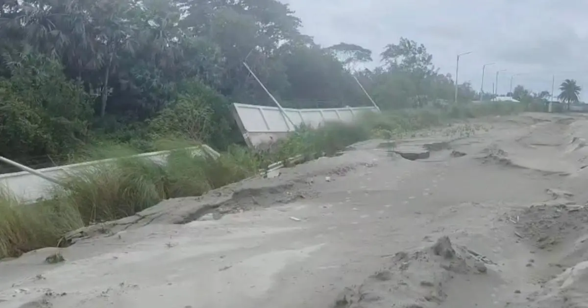 পায়রা বন্দরে আবারও ধস: কলাপাড়ায় আবাসিক এলাকার ১০০ ফুট সীমানা দেয়াল খালের ভেতর