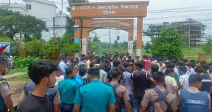 শিক্ষামন্ত্রীর পদত্যাগসহ নানা দাবিতে বরিশালে এইচএসসি পরীক্ষার্থীদের আন্দোলন
