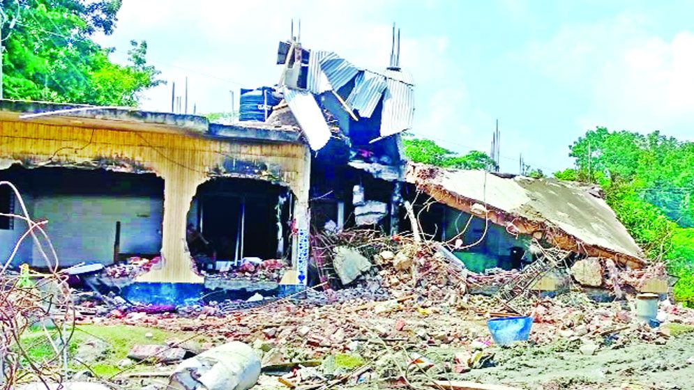 মীর্জাগঞ্জে মধ্যরাতে ভয়ংকর মব সন্ত্রাস: আওয়ামী লীগ নেতার বাড়ি গুঁড়িয়ে দেওয়ার অভিযোগ