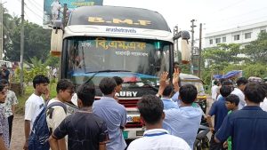 শিক্ষামন্ত্রীর পদত্যাগসহ বিভিন্ন দাবিতে বরিশালে এইচএসসি পরীক্ষার্থীদের বিক্ষোভ