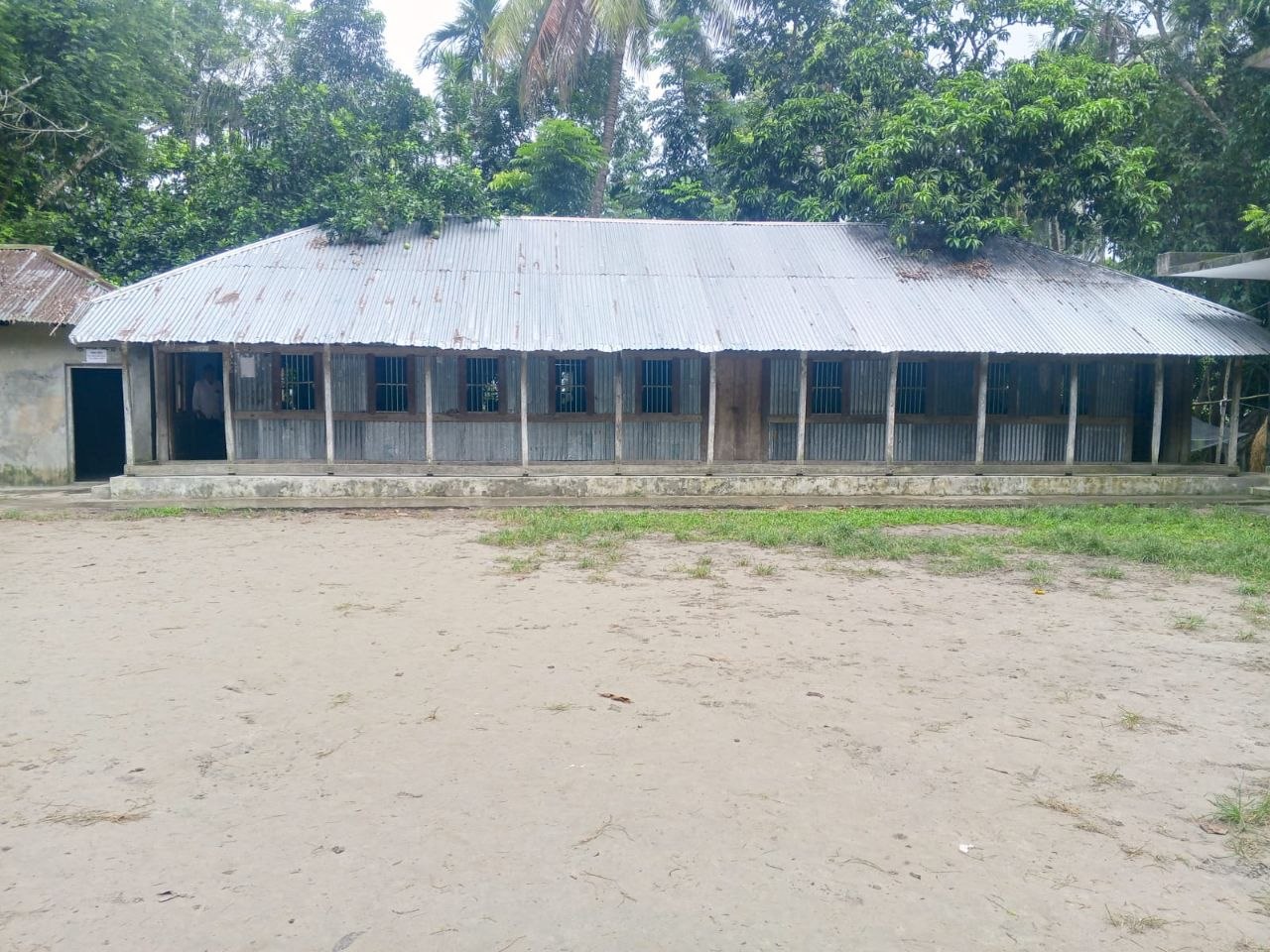 অবিলম্বে একাডেমিক ভবন নির্মাণের দাবি: হারতা বালিকা বিদ্যালয়ের প্রধান শিক্ষকের আকুতি
