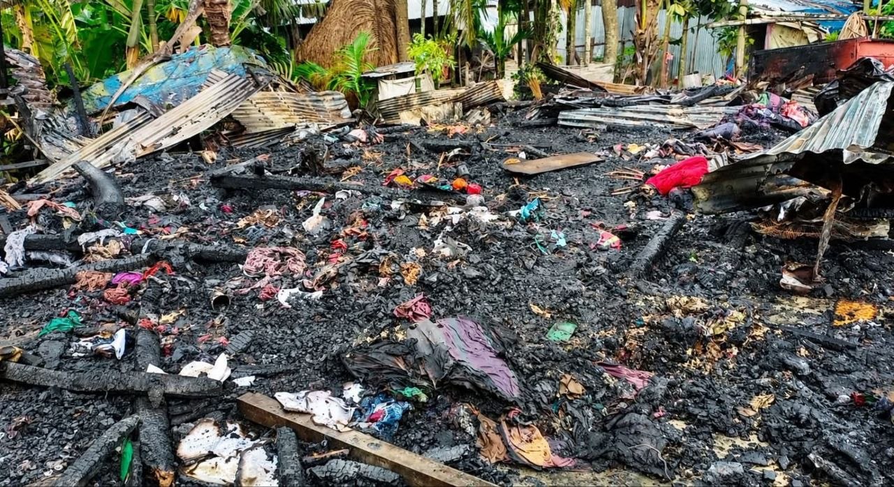 ভোলার লালমোহনে আগুন: ফায়ার সার্ভিস পৌঁছানোর আগেই পুড়ে ছাই দুই বসতঘর