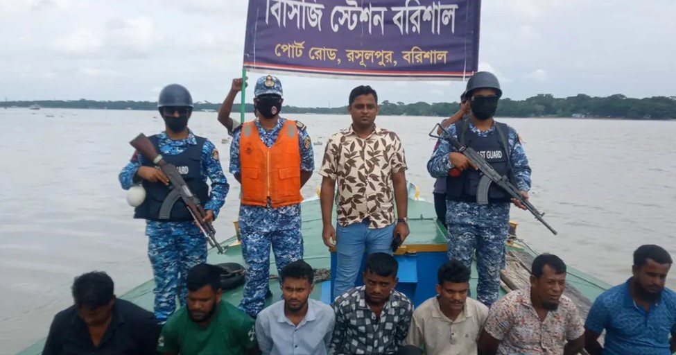 বরিশালে গভীর রাতে অবৈধ বালু উত্তোলনের বিরুদ্ধে অভিযান: ড্রেজার-বাল্কহেড জব্দ, ৬ লাখ টাকা জরিমানা