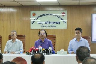 সাংবাদিকদের কাজ চাঁচাছোলা প্রশ্ন করা, আমি জবাব দিতে প্রস্তুত: তথ্য উপদেষ্টা
